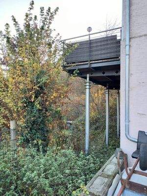 großer Balkon mit elektrischer Markise