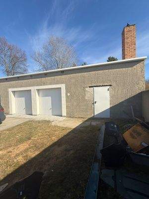 zwei Garagen & Eingang HWR