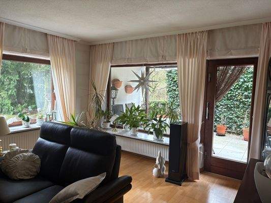 Wohnzimmer mit Zugang zu der Terrasse