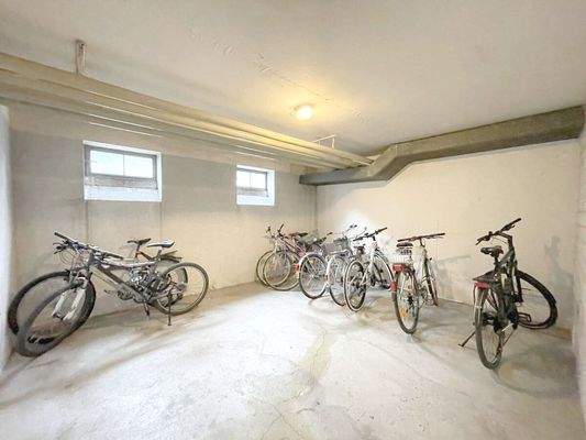 Geräumiger Fahrradkeller
