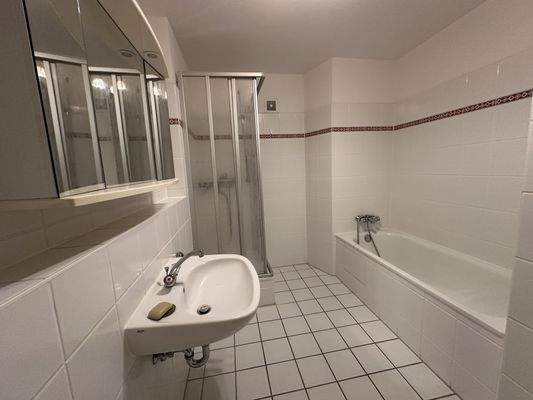 Bad mit Dusche und Wanne