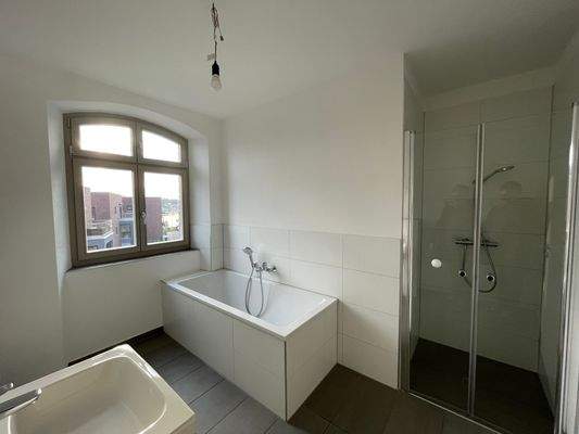 Bad mit Wanne und Dusche