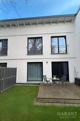 Westansicht mit Terrasse