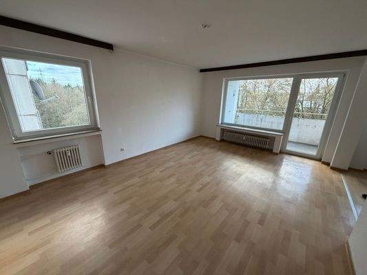 Helles Wohnzimmer mit Balkon