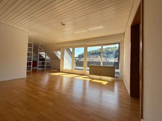 Wohnzimmer Blick Richtung Loggia, Küche, Essplatz