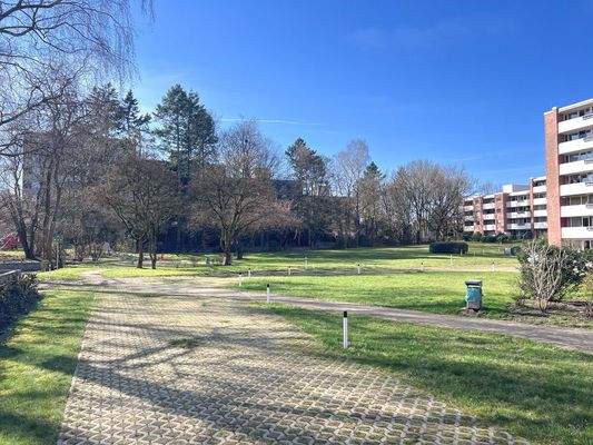 Die Wohnanlage auf großem Grundstück