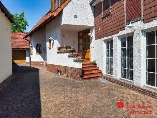 Hof mit Zufahrt zur Garage