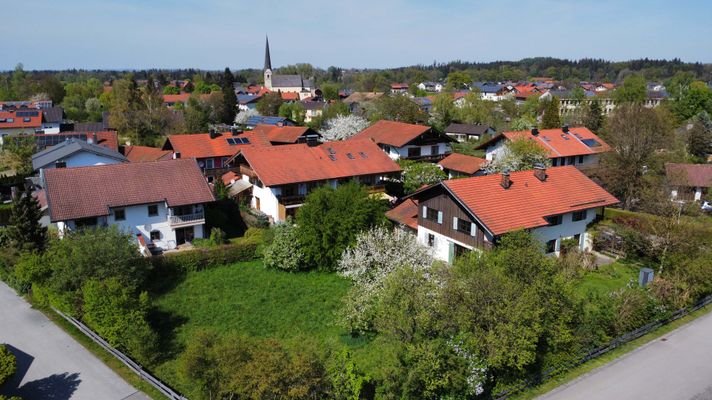 Mehrfamilienhaus und Baugrundstück