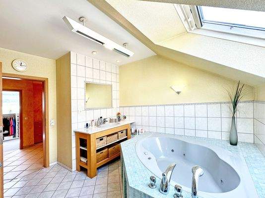 Tageslichtbad mit großer Wanne und Dusche