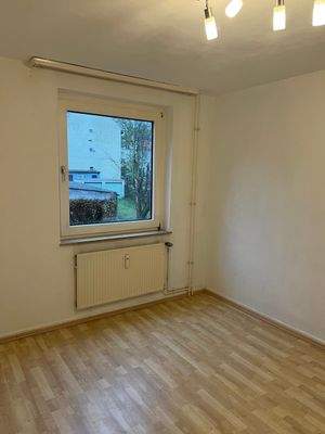 Helles Zimmer mit Fenster