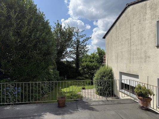 Blick vom Anbau  in den Garten