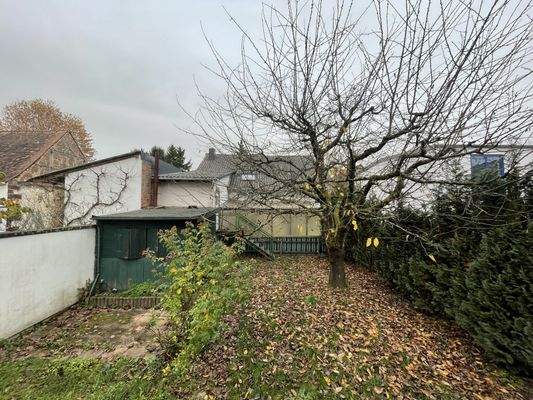 Blick in den Garten und auf das Nebengebäude