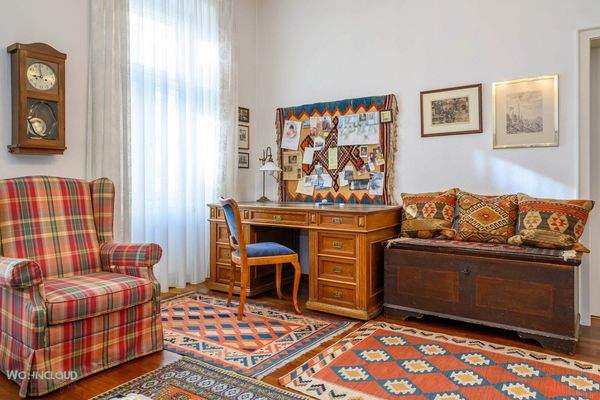 ARBEITSPLATZ IM WOHNZIMMER