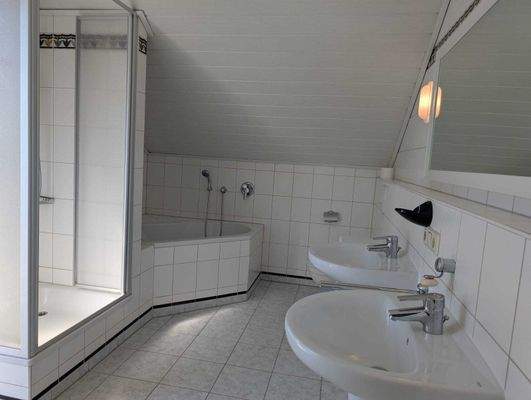 Bad/Wanne/Dusche/WC/Doppelwaschbecken