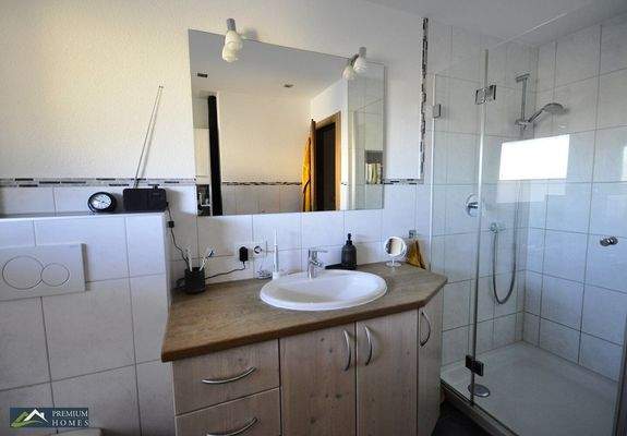 Moderne 3-Zimmer-Eigentumswohnung - Blick in das Bad mit Dusche