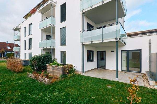 Objektansicht mit Terrasse und Gartenanteil 