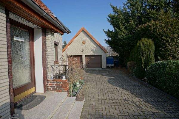 Einfahrt mit Doppelgarage