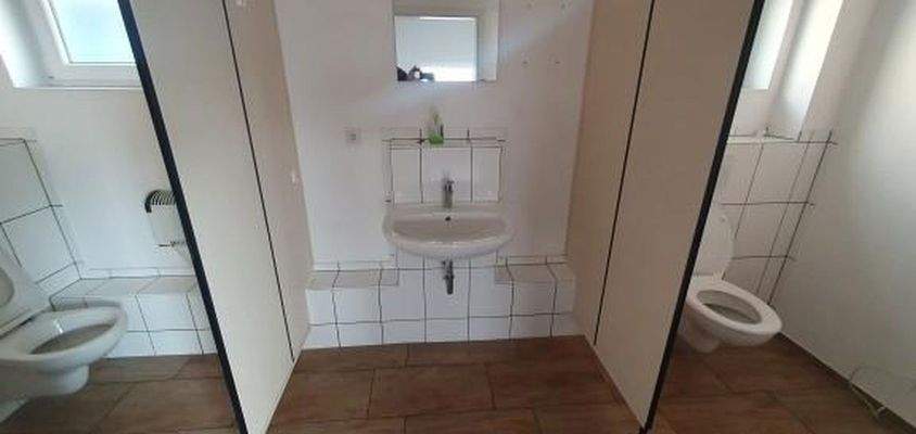 2 WCs 1 Waschbecken