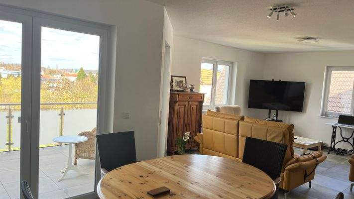 Wohnzimmer mit Balkon.jpg