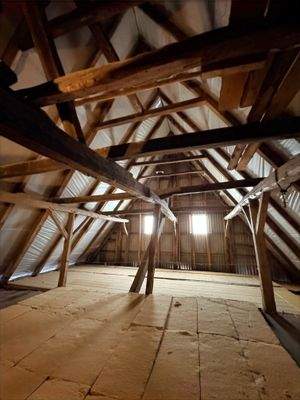 vollkommen intakter Dachstuhl