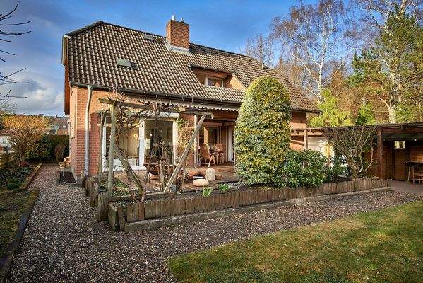 Gartenansicht mit großer Terrasse