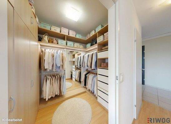 Abstellraum / Begehbarer Kleiderschrank KI-Bearbeitet