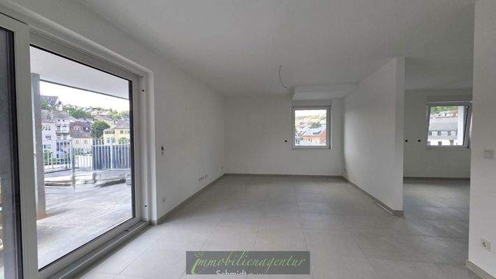 offener Wohnbereich - rechts Home Office