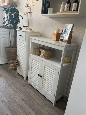 Ansicht Badezimmer mit Kleinmöbeln