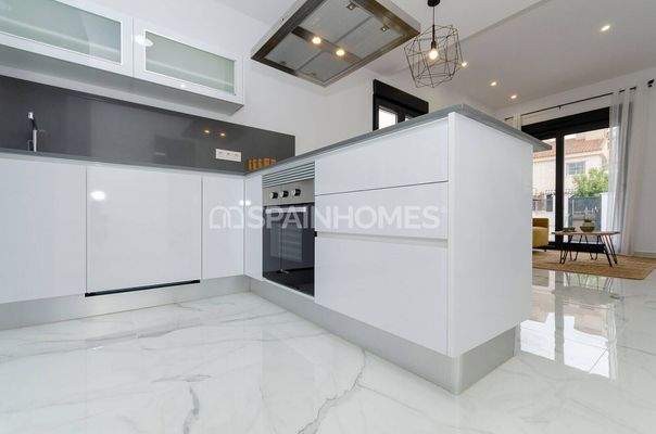 Detached Houses with Private Swimming Pools in Torrevieja Alicante