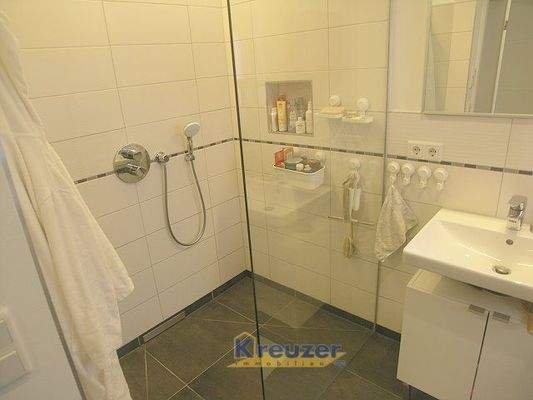 schöne Dusche EG