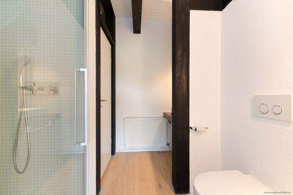 separater Bereich: Bad mit Dusche