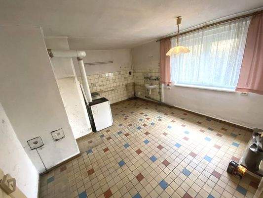 Küche: geräumige Küche mit Fenster