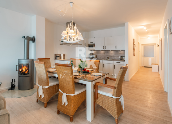 Gemütlicher Essbereich mit Kaminofen