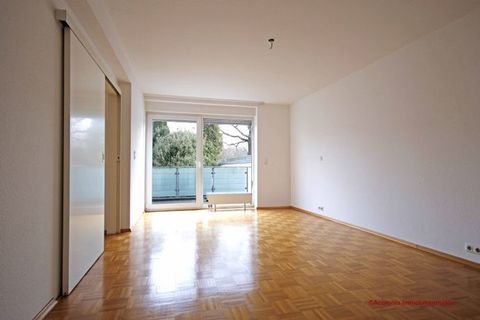 Schlafzimmer mit Kleiderkammer & Balkon