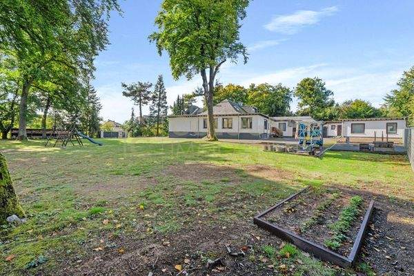 Garten mit kleinem Beet und Kinderspielplatz