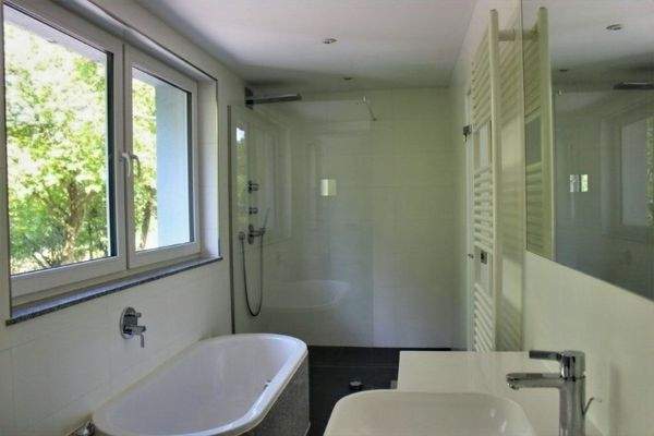 Bad m. Dusche u. Badewanne im OG