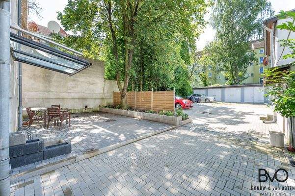 Hof mit Garagen und Gartenlounge