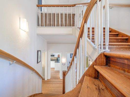 5. Der großzügige Eingangsbereich mit historischem Terrazzo Boden und -.jpg