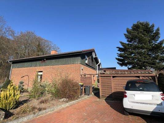 Seitenansicht Haus mit PKW-Stellplätzen