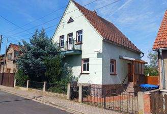 Straßenansicht und Einfahrt