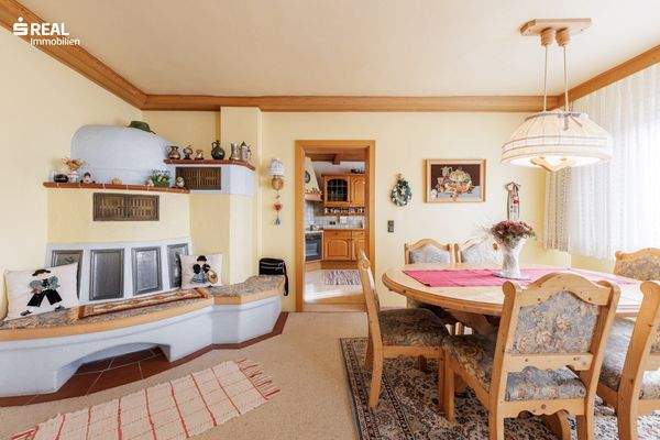 Essbereich mit Kachelofen OG