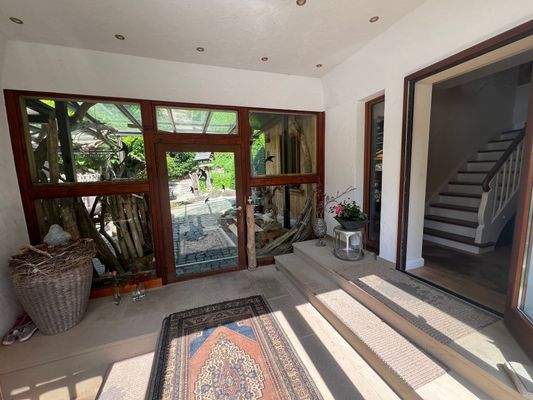 Foyer zum Haus und Nebengebäude