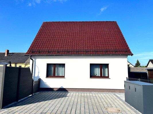 Haus 1 Frontansicht Stellplätze