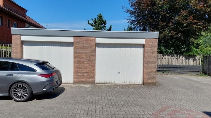 Doppelgarage auf dem Hofplatz