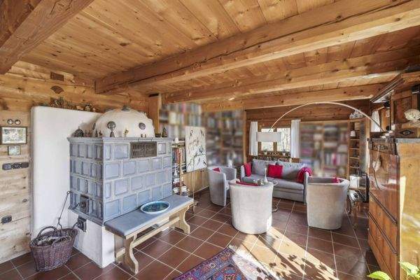 Wohnzimmer mit Kachelofen