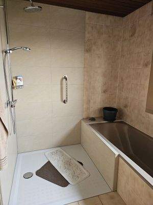 Teilansicht Badezimmer / DG