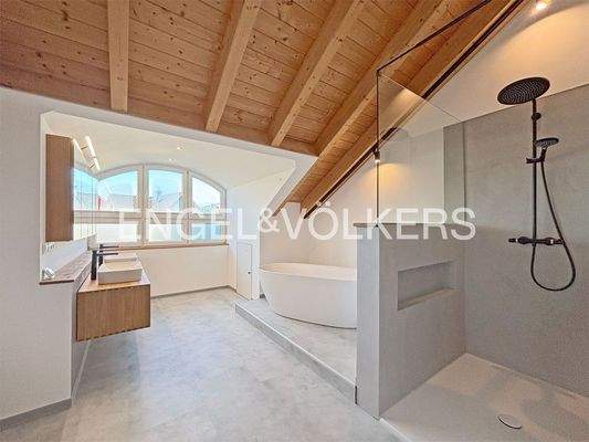 Bad mit Dusche und Badewanne
