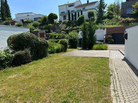 Garten mit angrenzender Garage