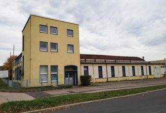 Straßenansicht mit Zufahrt