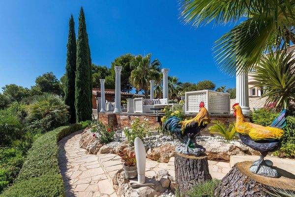 Blick vom Garten auf den Loungebereich